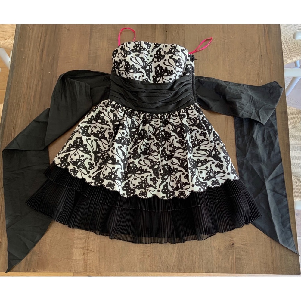 Betsey Johnson Strapless black & white dress 6